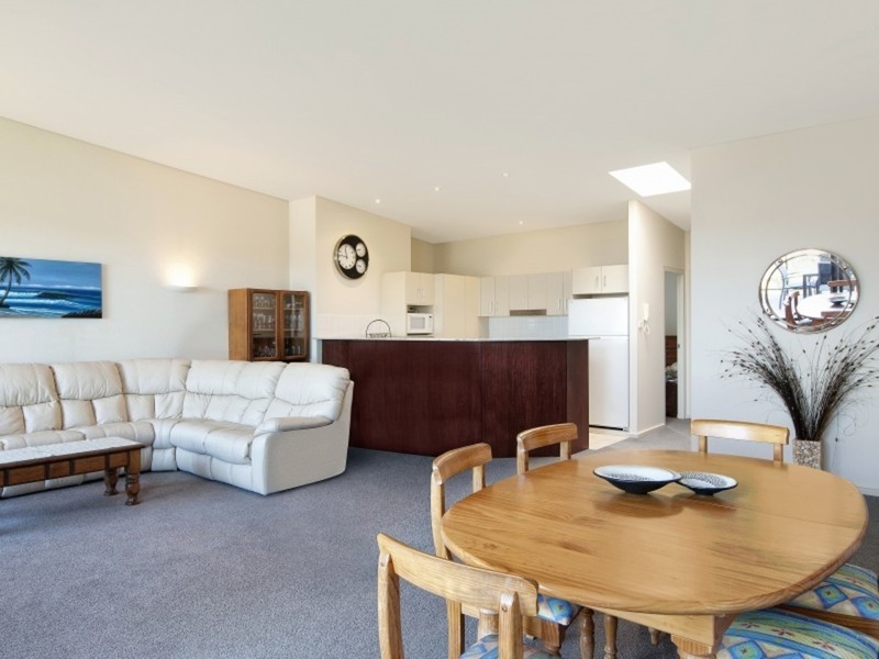 4/84 John Whiteway Drive, Gosford NSW 2250