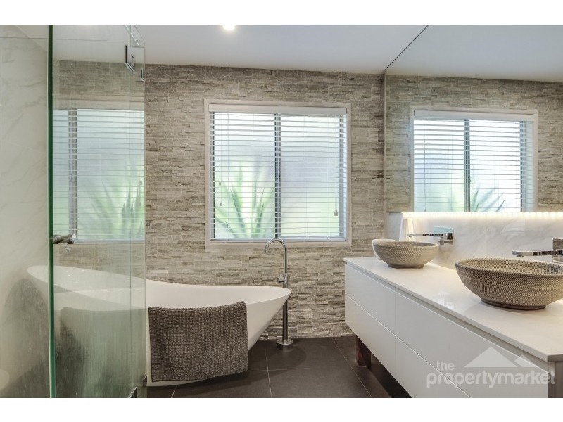 16 Irwin Place, Green Point NSW 2251