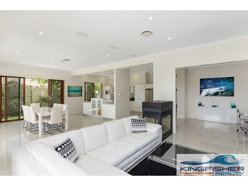 62 Alec Avenue, Mermaid Waters QLD 4218