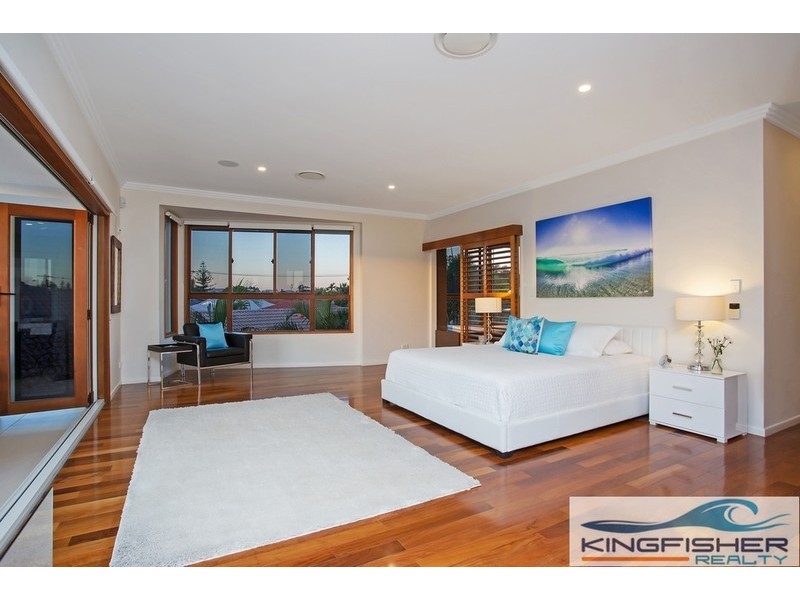 62 Alec Avenue, Mermaid Waters QLD 4218