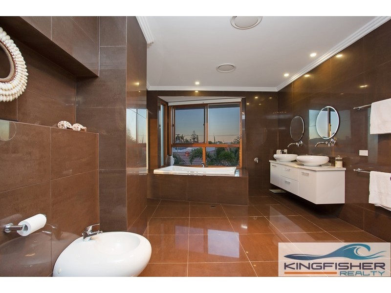 62 Alec Avenue, Mermaid Waters QLD 4218