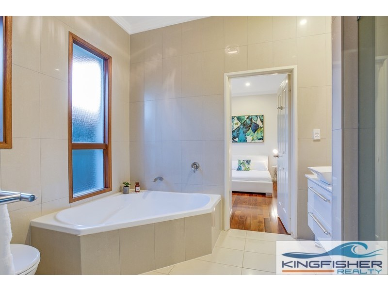 62 Alec Avenue, Mermaid Waters QLD 4218