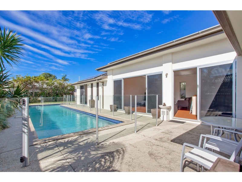 22 Joan Street, Burleigh Waters QLD 4220