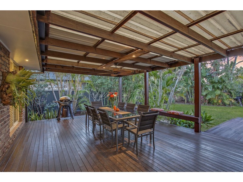 17 Beaconsfield Drive, Burleigh Waters QLD 4220