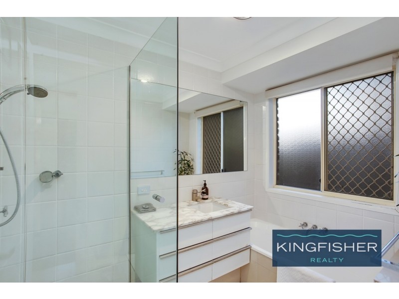 17 Beaconsfield Drive, Burleigh Waters QLD 4220