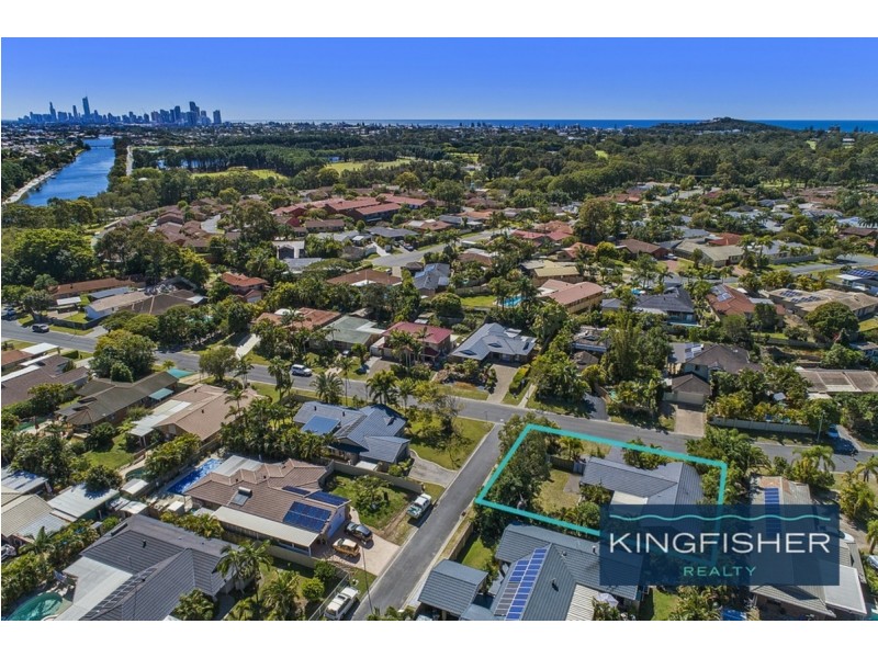 17 Beaconsfield Drive, Burleigh Waters QLD 4220