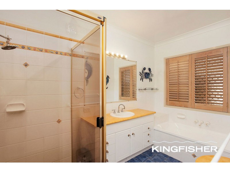 11 St Helens Court, Burleigh Waters QLD 4220