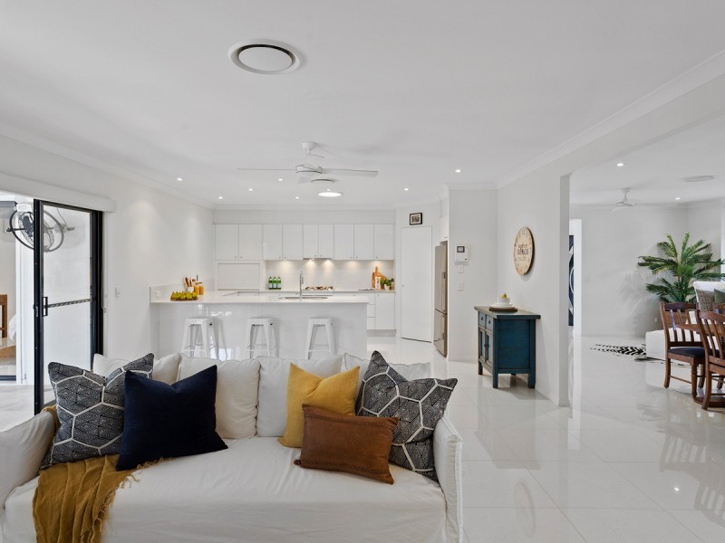 154 Dunlin Drive, Burleigh Waters QLD 4220