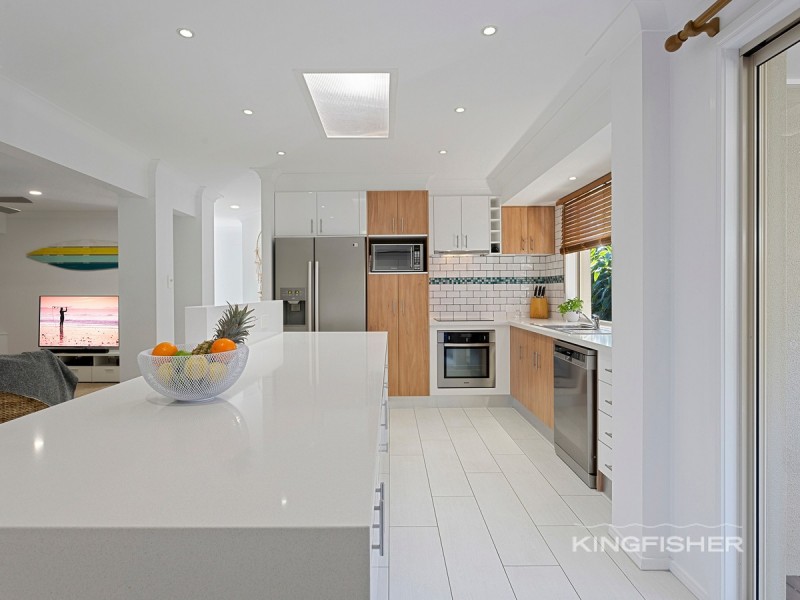 8 Lothian Avenue, Sorrento QLD 4217