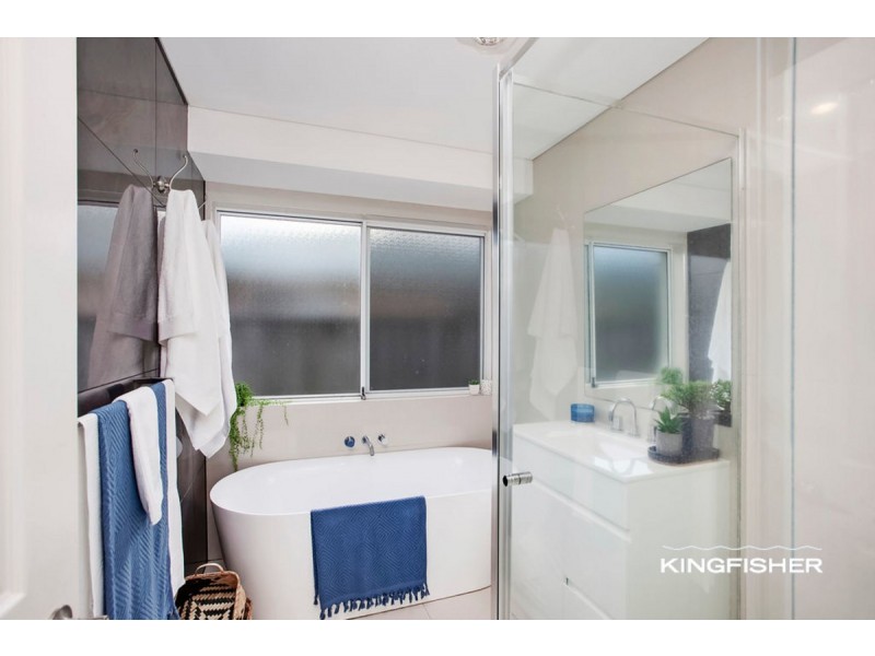 20 Lakes Circuit, Burleigh Waters QLD 4220