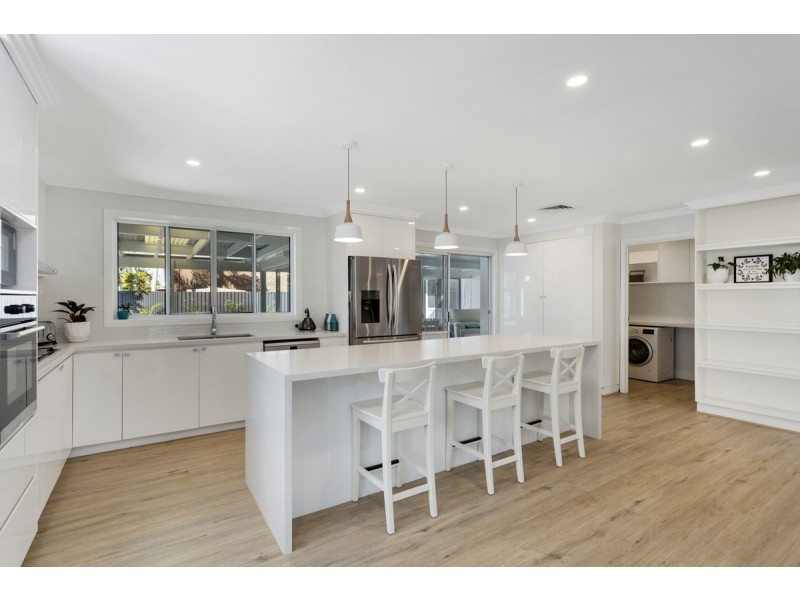 16 Lorikeet Lane, Burleigh Waters QLD 4220