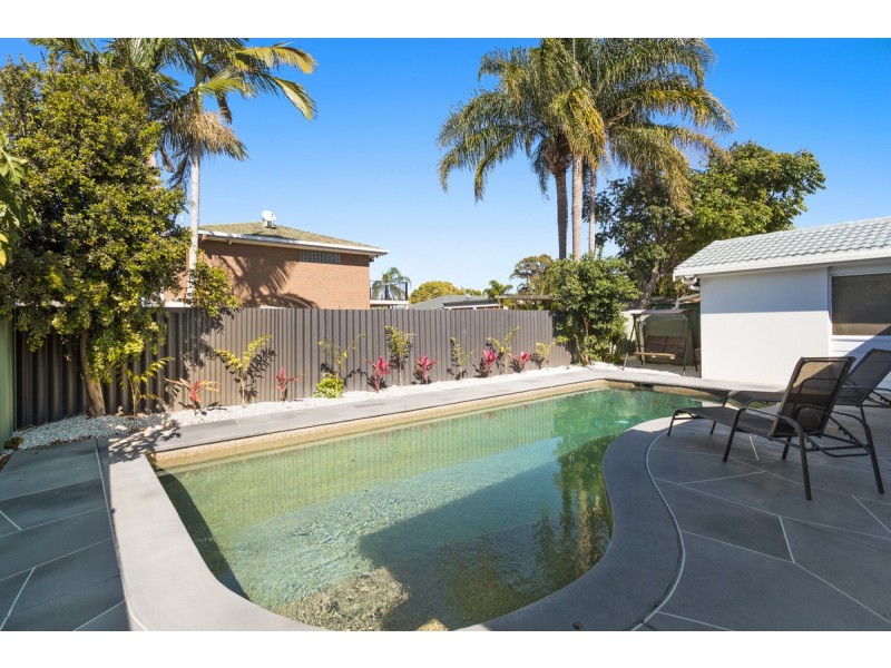 16 Lorikeet Lane, Burleigh Waters QLD 4220