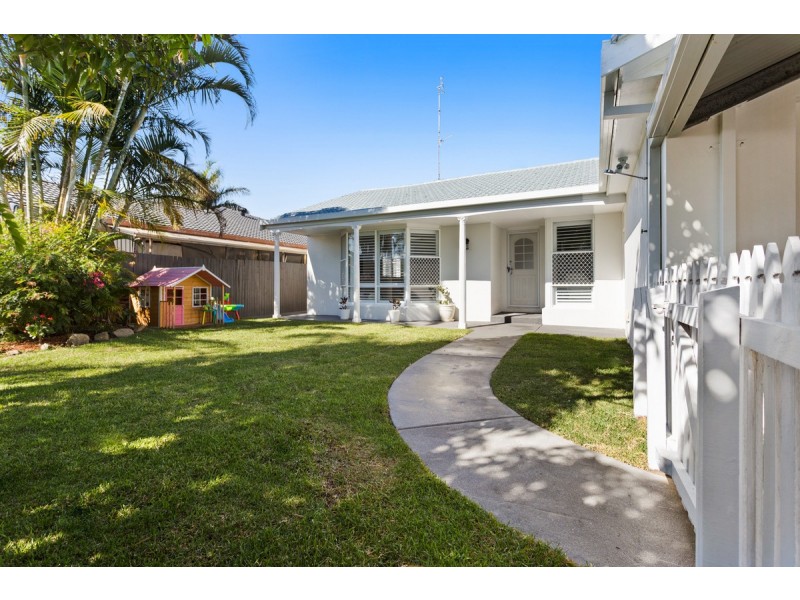 16 Lorikeet Lane, Burleigh Waters QLD 4220