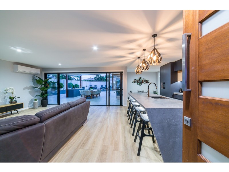 98 Mountain View Avenue, Burleigh Waters QLD 4220