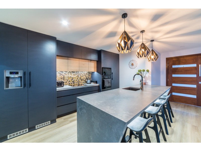 98 Mountain View Avenue, Burleigh Waters QLD 4220