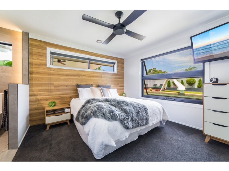 98 Mountain View Avenue, Burleigh Waters QLD 4220