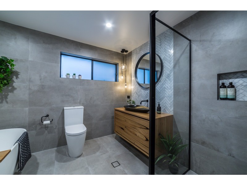 98 Mountain View Avenue, Burleigh Waters QLD 4220