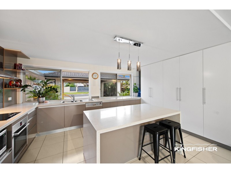 242 Acanthus Avenue, Burleigh Waters QLD 4220