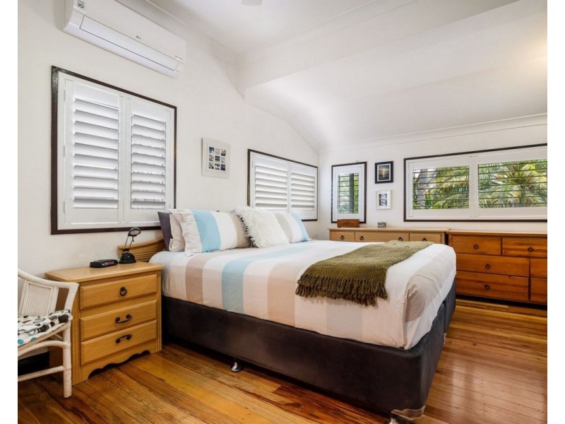 4 Anzac Parade, Burleigh Heads QLD 4220