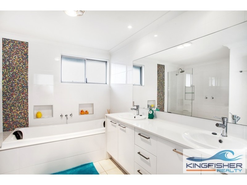 19 Kingfisher Crescent, Burleigh Waters QLD 4220