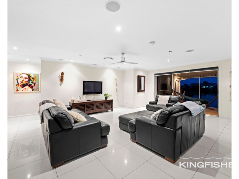 182 Acanthus Avenue, Burleigh Waters QLD 4220