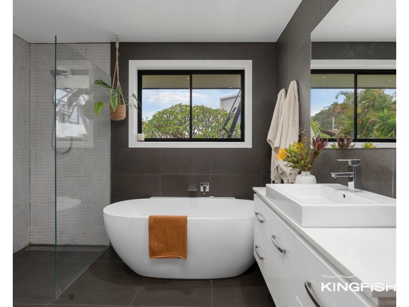 10 Kingfisher Crescent, Burleigh Waters QLD 4220