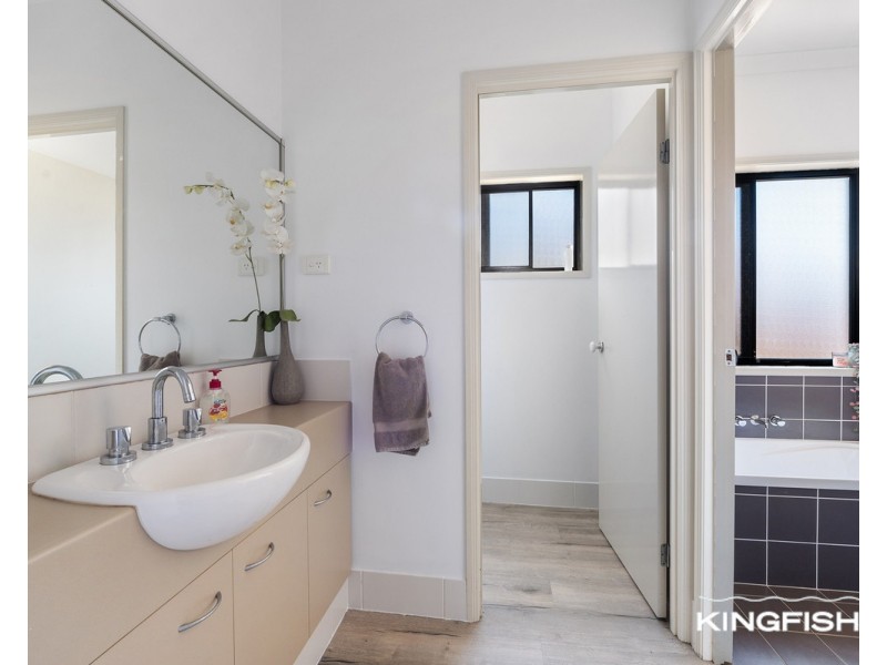 10 North Shore Avenue, Varsity Lakes QLD 4227