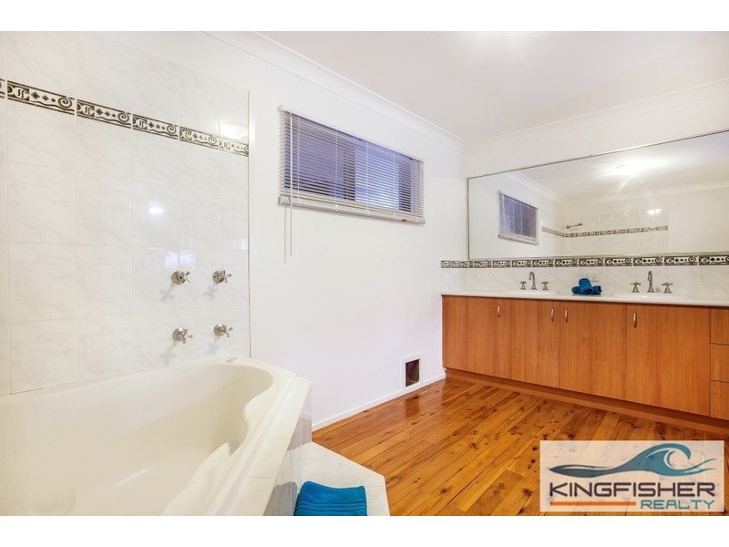 142 Acanthus Avenue, Burleigh Waters QLD 4220