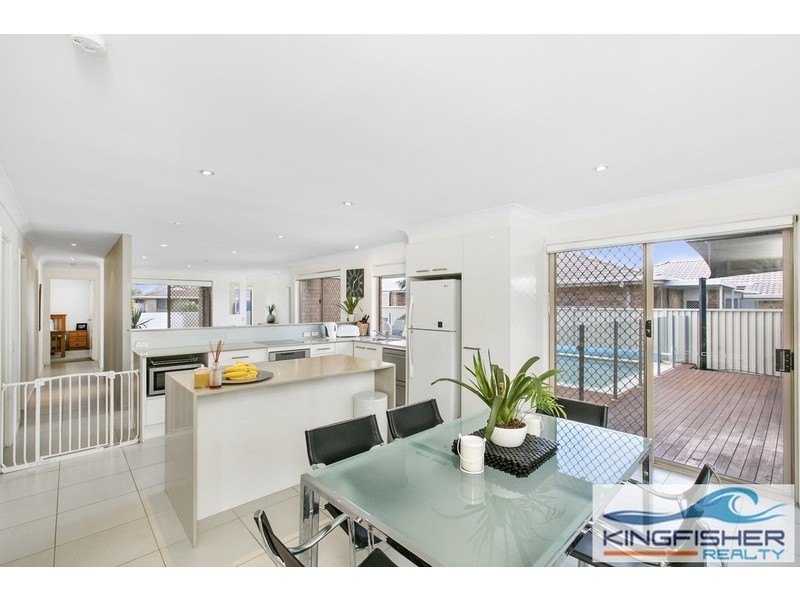 8 Cuckoo Crescent, Burleigh Waters QLD 4220
