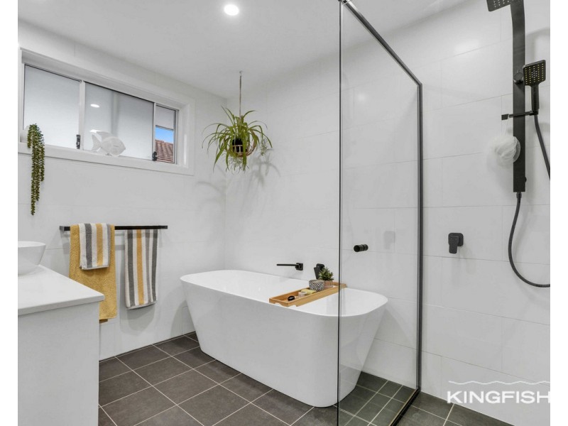 28 Kingfisher Crescent, Burleigh Waters QLD 4220