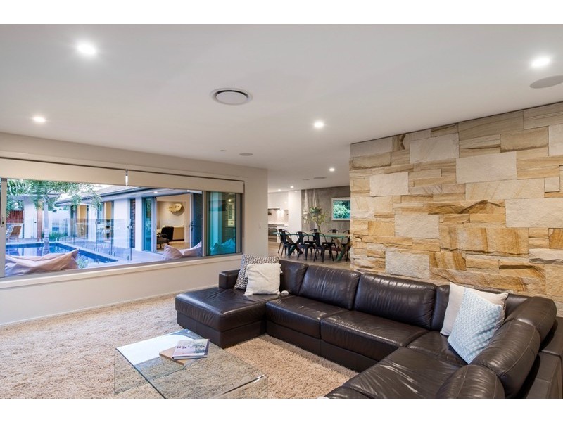 2 Eagle Avenue, Burleigh Waters QLD 4220