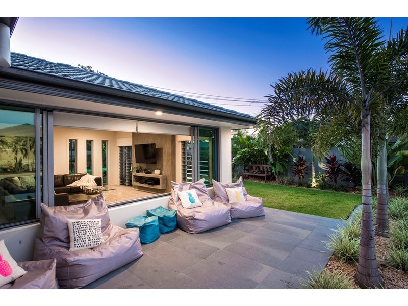 2 Eagle Avenue, Burleigh Waters QLD 4220
