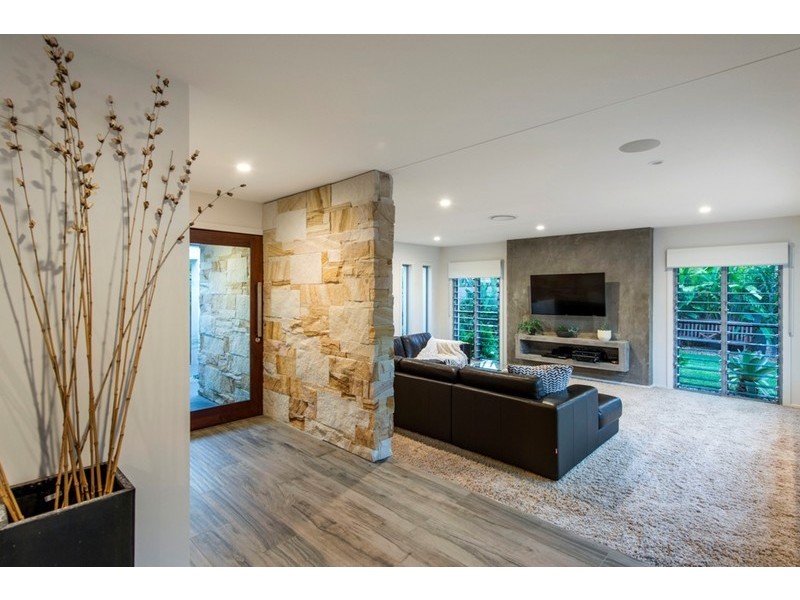 2 Eagle Avenue, Burleigh Waters QLD 4220