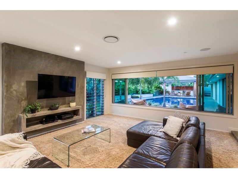 2 Eagle Avenue, Burleigh Waters QLD 4220