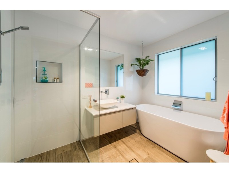 2 Eagle Avenue, Burleigh Waters QLD 4220