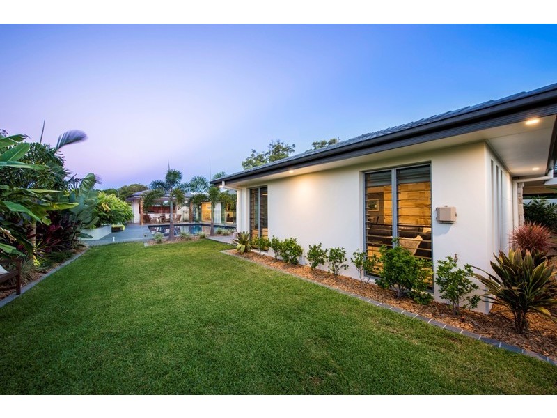2 Eagle Avenue, Burleigh Waters QLD 4220