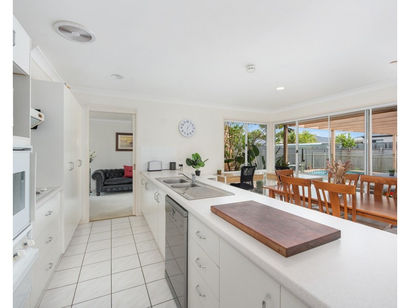16 Wedgebill Parade, Burleigh Waters QLD 4220