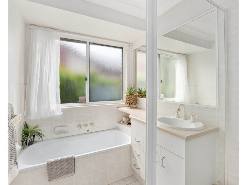 16 Wedgebill Parade, Burleigh Waters QLD 4220