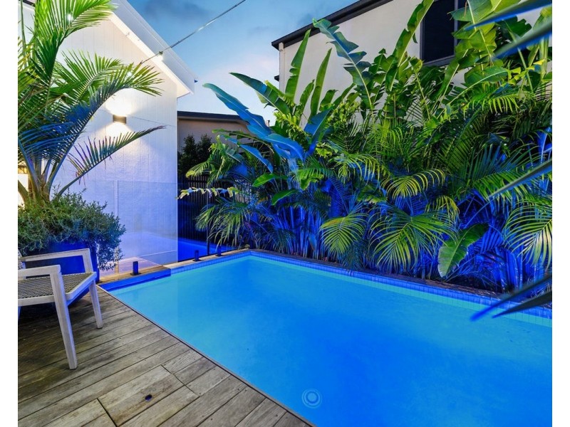 18 Sunshine Parade, Miami QLD 4220