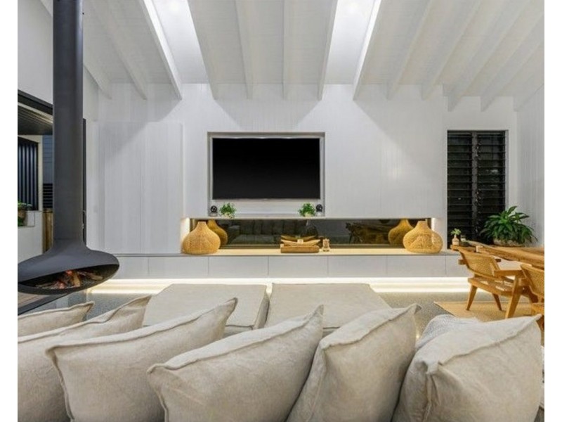 18 Sunshine Parade, Miami QLD 4220