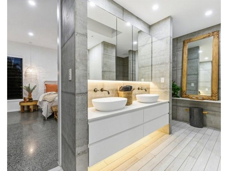 18 Sunshine Parade, Miami QLD 4220