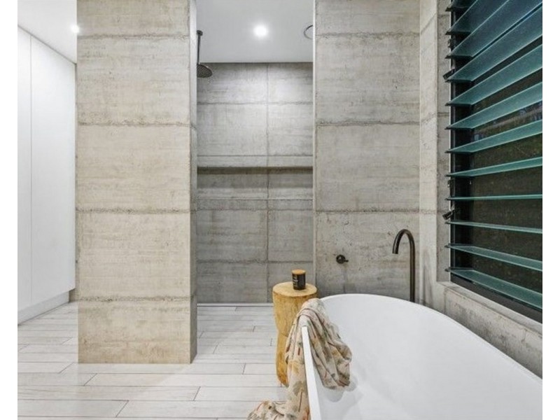 18 Sunshine Parade, Miami QLD 4220