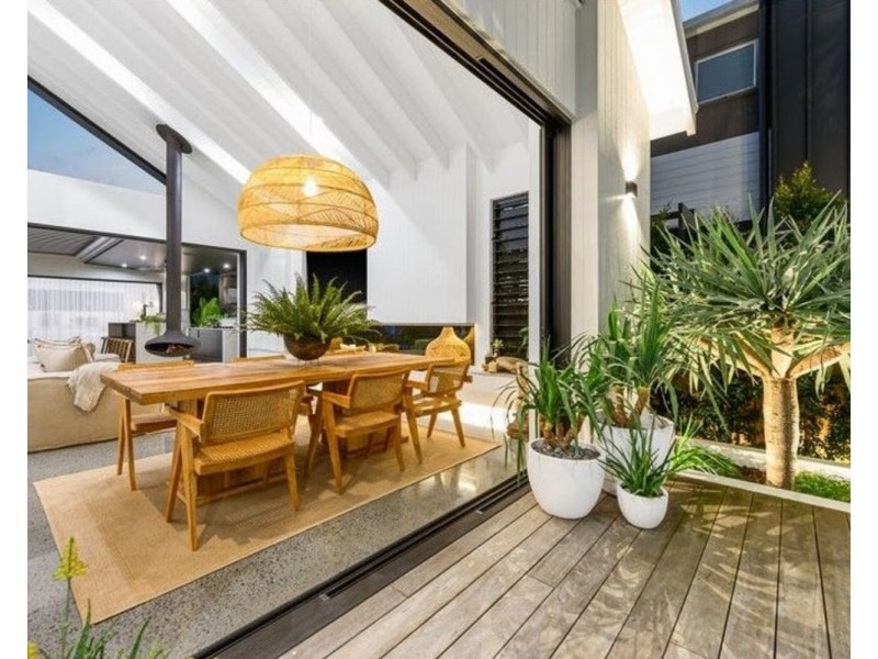 18 Sunshine Parade, Miami QLD 4220