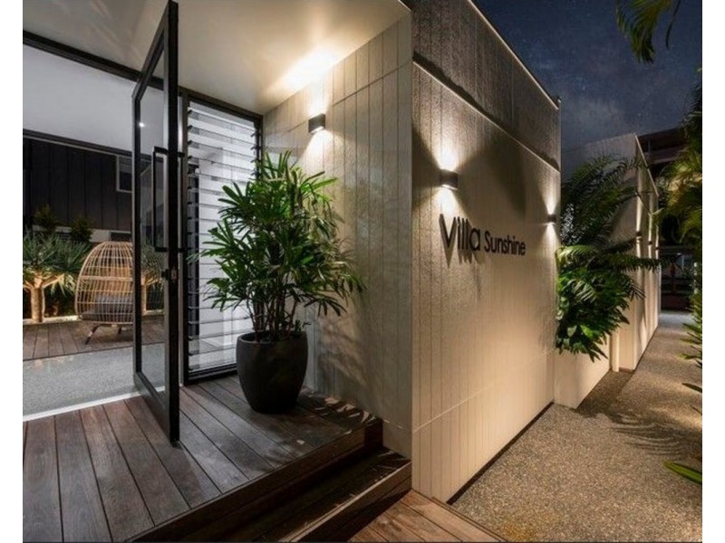 18 Sunshine Parade, Miami QLD 4220