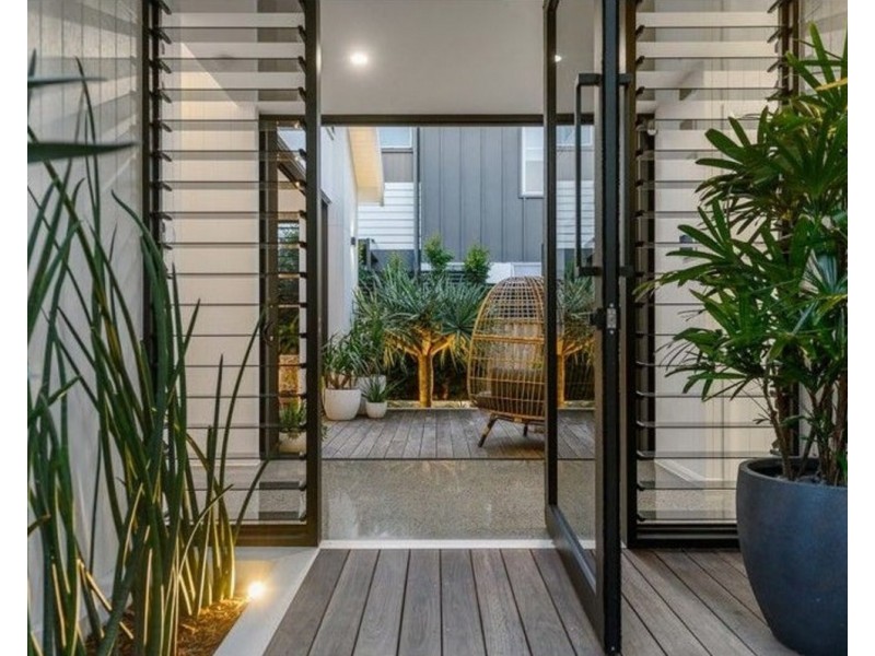 18 Sunshine Parade, Miami QLD 4220