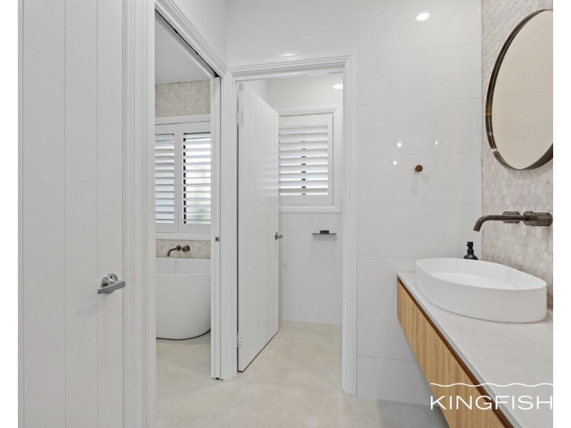 154 Dunlin Drive, Burleigh Waters QLD 4220