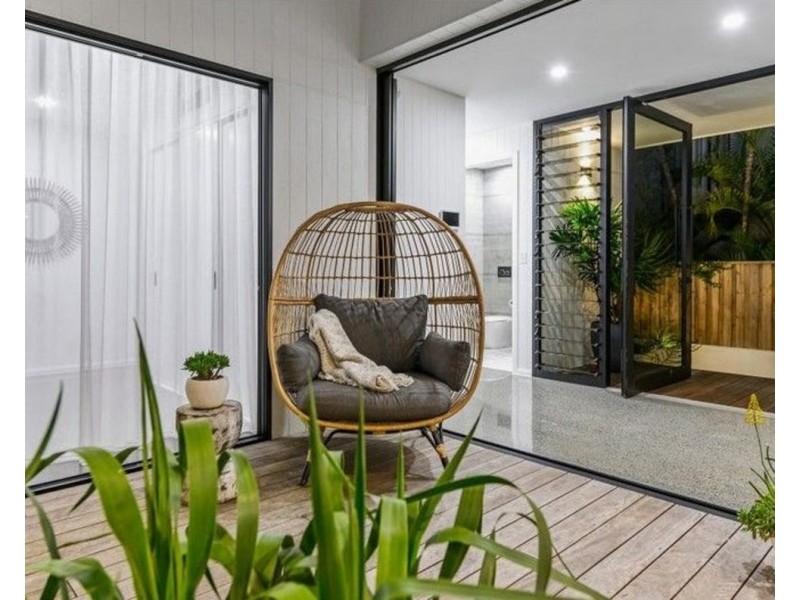 18 Sunshine Parade, Miami QLD 4220