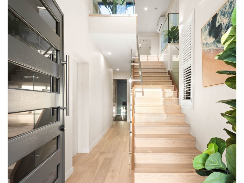 43 Nobby Parade, Miami QLD 4220