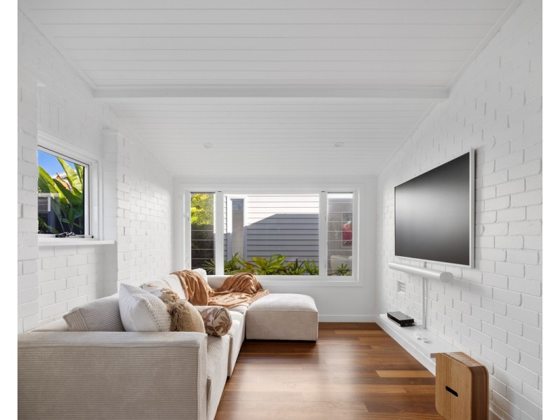 23 Savoy Drive, Broadbeach Waters QLD 4218