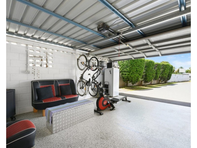 2/8 Russell Court, Miami QLD 4220